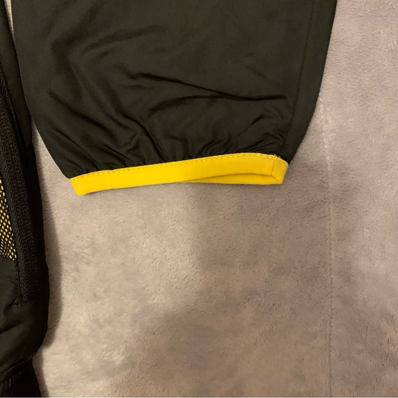 Men’s Porsche Design Windbreaker with Gold Mesh Design
Size Medium - Picture 10 of 11